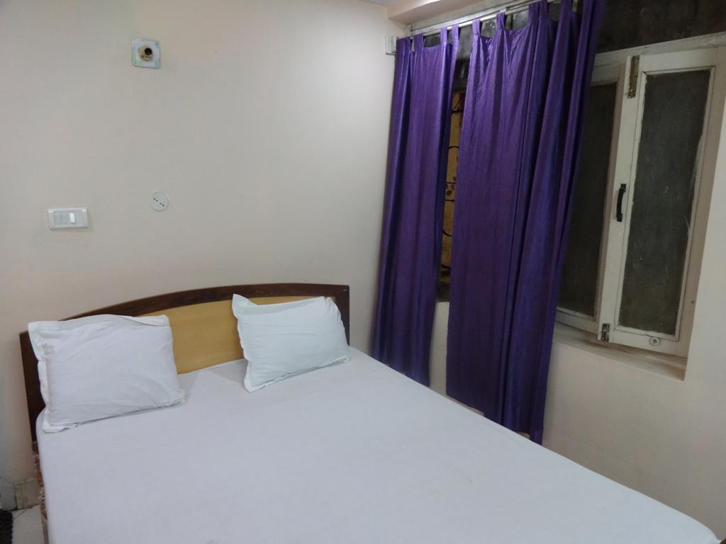Ajatsatru Hotel جايا الغرفة الصورة